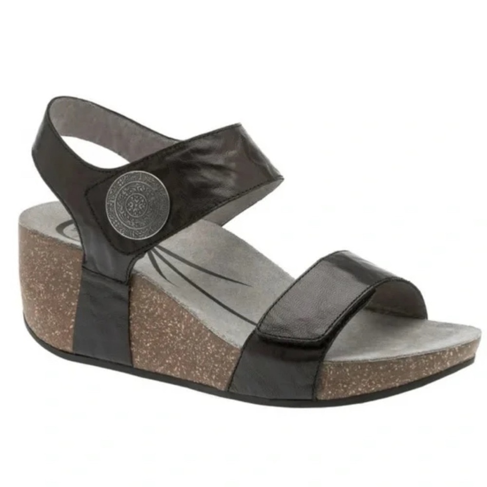 Abeo Una Metatarsal Wedge Sandal in Black Women’s Size 10N